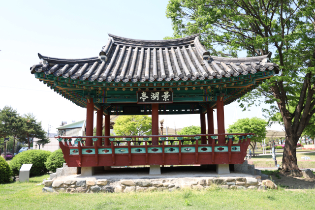 음성군은 음성읍 설성공원 내 경호정 안내판 문구를 수정 설치해 친일잔재 청산에 노력할 예정이다. 음성군 제공