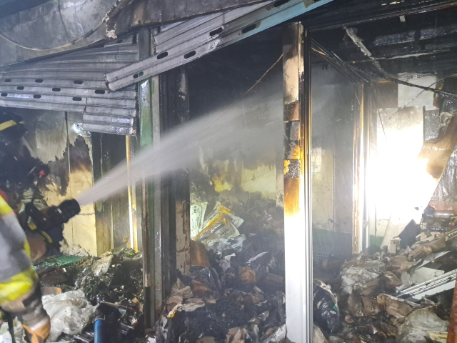 28일 오후 8시경 대전 서구 도마시장의 한 점포에서 불이 나 소방 당국이 진화에 나서고 있는 모습. 대전소방본부 제공