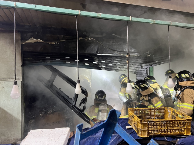 28일 오후 8시경 대전 서구 도마시장의 한 점포에서 불이 나 소방 당국이 진화에 나서고 있는 모습. 대전소방본부 제공