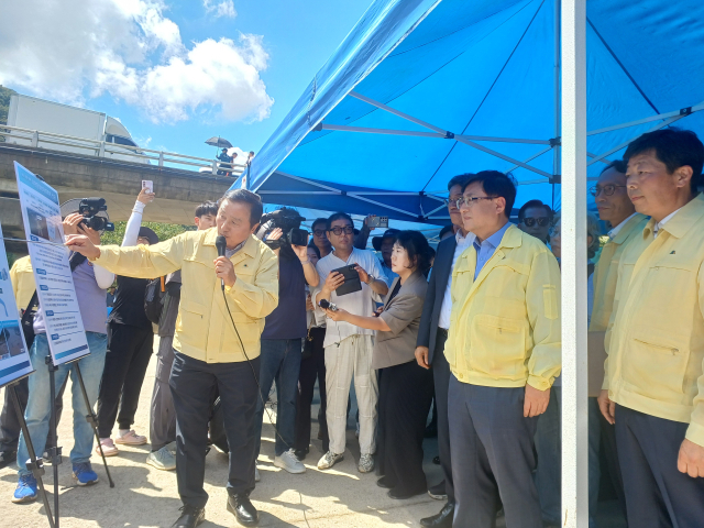 김성환 환경부장관이 29일 청양군 장평면 죽림리 지천댐 건설예정지를 방문해 댐 건설 추진상황을 듣고 있다. 사진=권혁조 기자.