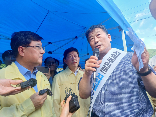 김성환 환경부장관이 29일 청양군 장평면 죽림리 지천댐 건설예정지를 방문해 지역 주민들의 의견을 듣고 있다. 사진=권혁조 기자.