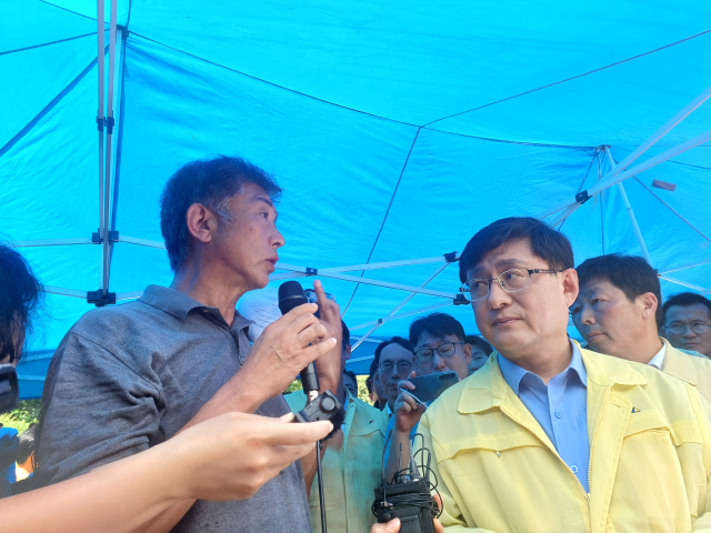 김성환 환경부장관이 29일 청양군 장평면 죽림리 지천댐 건설예정지를 방문해 지역 주민들의 의견을 듣고 있다. 사진=권혁조 기자.