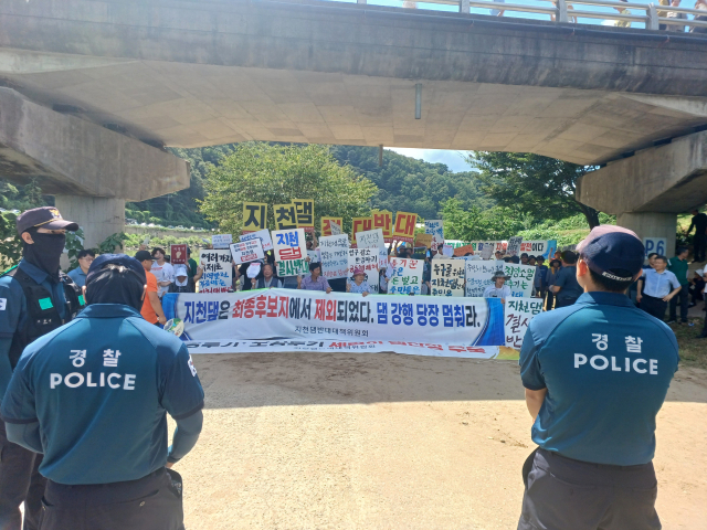 김성환 환경부장관이 29일 청양군 장평면 죽림리 댐 건설 예정지역을 방문한 가운데 댐 건설을 반대하는 주민들이 앉아 있다. 사진=권혁조 기자.