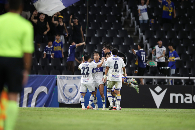 30일 인천축구전용경기장에서 진행된 ‘하나은행 K리그2 2025’ 27라운드 충남아산FC와 인천유나이티드의 경기는 1대 1 무승부로 끝났다. 후반 득점을 성공한 아산 한교원이 동료들과 기뻐하고 있다. 한국프로축구연맹 제공.