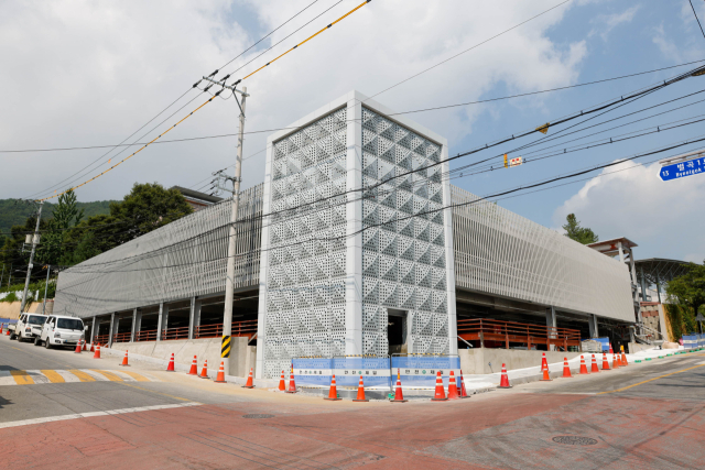 단양군 별곡 공용주차장 조성 사업 막바지 공사가 한창이다. 단양군 제공