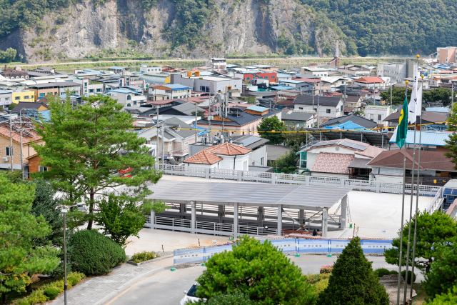단양군 별곡 공용주차장 조성 사업 막바지 공사가 한창이다. 단양군 제공