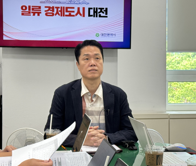 한치흠 대전시 기획조정실장이 1일 시청 기자실에서 열린 기자간담회에서 기자들의 질문에 답하고 있다. 사진=조사무엘 기자.