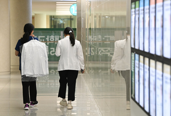 의대 증원에 반발해 병원을 떠났던 전공의 일부가 수련병원에 복귀한 1일 대전의 한 대학병원에서 의료진들이 이동하고 있다. 김주형 기자 kjh2667_@cctoday.co.kr