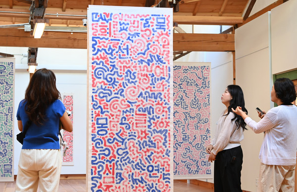 1일 세종시 조치원 1927 아트센터 일원에서 열린 '2025 한글 국제 프레 비엔날레' 전시를 찾은 시민들이 작품을 관람하고 있다. '2025 한글 국제 프레 비엔날레' 전시는 오는 10월 12일까지 이어진다. 김주형 기자 kjh2667_@cctoday.co.kr