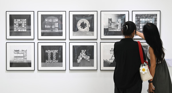 1일 세종시 조치원 1927 아트센터 일원에서 열린 '2025 한글 국제 프레 비엔날레' 전시를 찾은 시민들이 작품을 관람하고 있다. '2025 한글 국제 프레 비엔날레' 전시는 오는 10월 12일까지 이어진다. 김주형 기자 kjh2667_@cctoday.co.kr