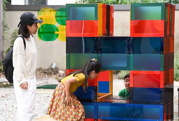 1일 세종시 조치원 1927 아트센터 일원에서 열린 '2025 한글 국제 프레 비엔날레' 전시를 찾은 시민들이 작품을 관람하고 있다. '2025 한글 국제 프레 비엔날레' 전시는 오는 10월 12일까지 이어진다. 김주형 기자 kjh2667_@cctoday.co.kr