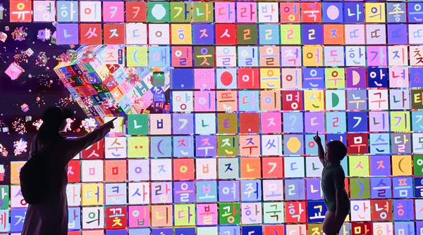 1일 세종시 조치원 1927 아트센터 일원에서 열린 '2025 한글 국제 프레 비엔날레' 전시를 찾은 시민들이 작품을 관람하고 있다. '2025 한글 국제 프레 비엔날레' 전시는 오는 10월 12일까지 이어진다. 김주형 기자 kjh2667_@cctoday.co.kr