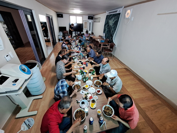 ▲ 탄천면 대학1리 마을회관에서 열린 어르신을 위한 짜장면 대접 모습. 사진=명예기자 조희승