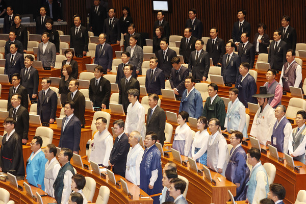 본회의장 한복과 상복. 사진=연합뉴스 제공