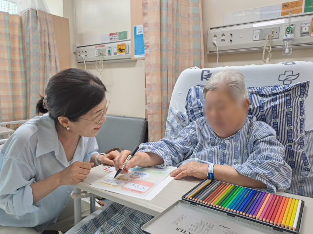 충청남도서산의료원은 입원환자를 대상으로 한 병동 순회형 예술향유 프로그램을 진행했다. 서산의료원 제공