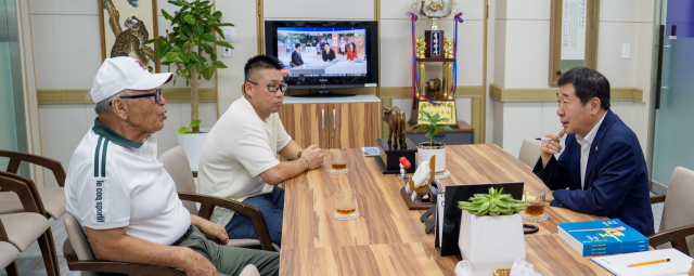 1일 이재영 증평군수가 김응용 전 감독을 만나 지역 내 유소년 야구팀 창단 등의 자문을 구하고 있다. 증평군 제공