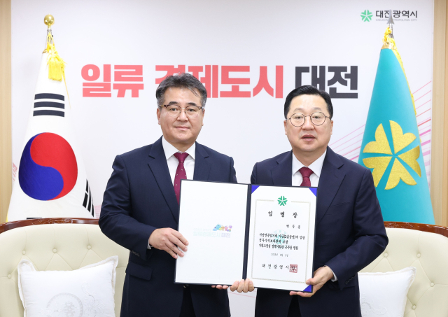 이장우 대전시장(오른쪽)이 2일 박두용 정무수석보좌관에게 임명장을 수여했다. 대전시 제공