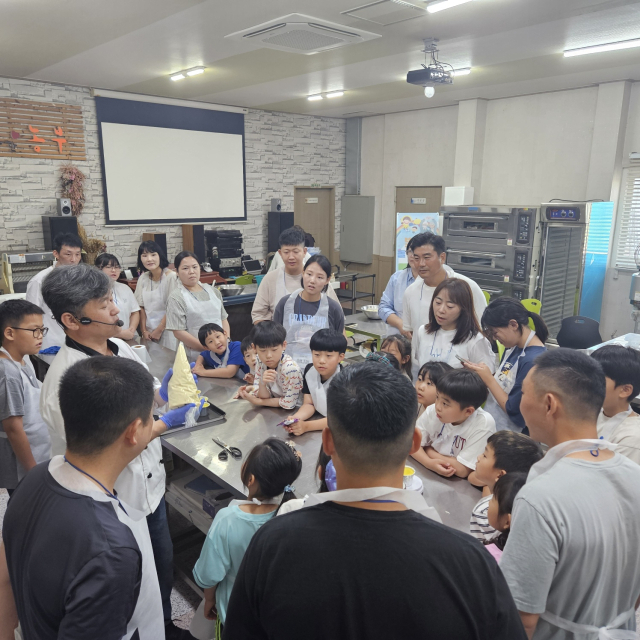 ▲청소년들이 실내에서 농산물을 활용한 요리 체험에 참여하며 즐거운 시간을 보내고 있다.