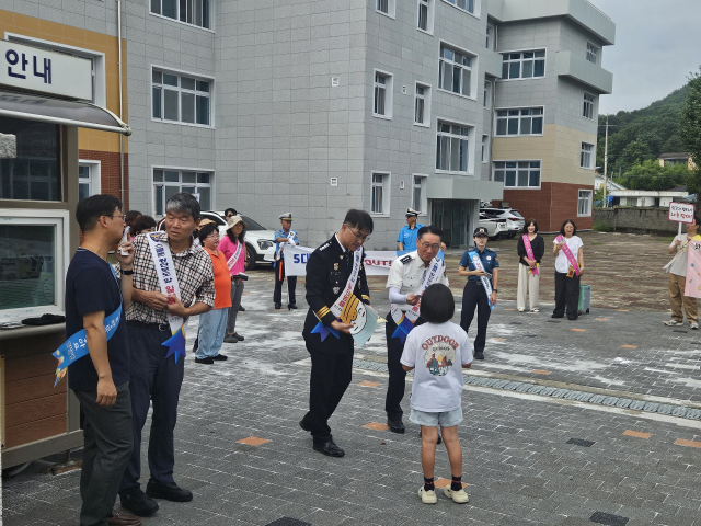 옥천경찰서는 2일 옥천 죽향초등학교에서 옥천경찰서, 옥천교육청, 옥천군청, 옥천군 녹색어머니, 모범운전자 옥천지회 등 60여명이 참석한 가운데 어린이 보호구역 보행 지도와 등교하는 학생 대상으로 교통사고 예방 및 학교폭력 예방캠페인을 실시했다.(사진/옥천경찰서 제공)