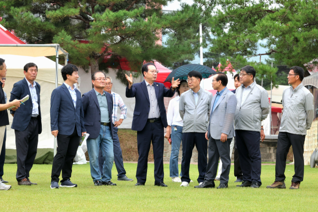 2일 송인헌(사진 오른쪽 다섯번째) 군수가 괴산고추축제 개막을 앞두고 현장을 점검하고 있다. 괴산군 제공