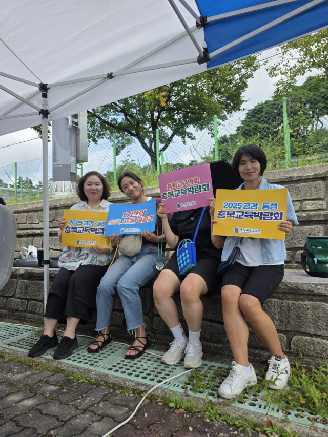 충주시학교학부모연합회 회원들이 수안보생활체육공원에서 열린 전국족구대회 현장에서 스승 존중 캠페인을 펼치고 선수들과 학부모들에게 시원한 음료를 나눠주고 있는 모습.