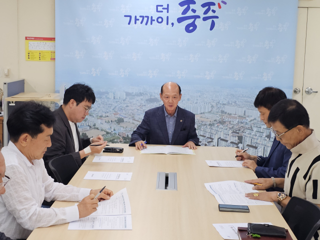 임병호 충주시 농업정책국장이 3일 오전 기자간담회에서 외국인 계절근로자 지원 확대, 과수 경영 안정 지원사업, 복숭아 거점 유통센터 건립 및 구제역 일제접종 추진 계획을 설명하고 있는 모습이다.사진=김의상 기자