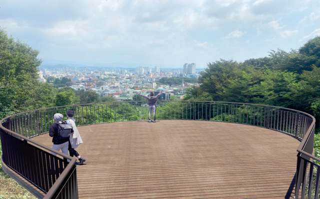 서산시 부춘산 등산로 스마트폴, 전망데크 디자인(안). 서산시 제공