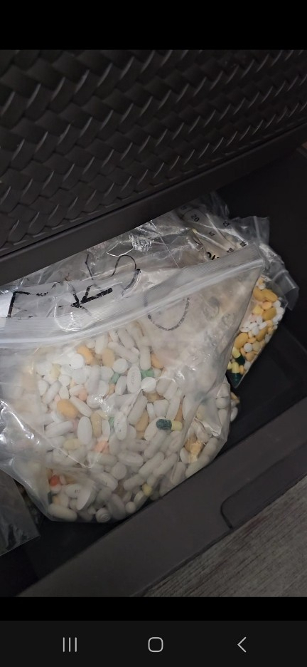 수납장에 일괄 보관 중인 입소자들의 의사 처방약품. 동영상 캡처.제보자 제공