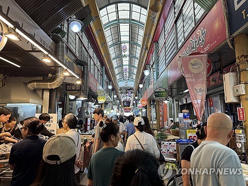 추석 앞두고 붐비는 전통시장. 사진=연합뉴스 제공