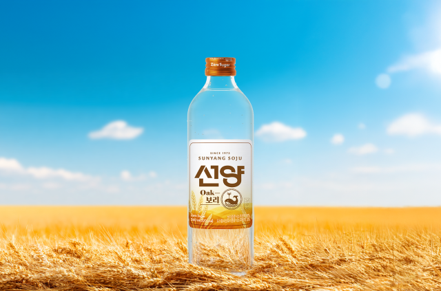 ㈜선양소주가 올해 편의점 400만 병 판매 돌풍을 일으킨 ‘선양오크’의 흥행을 이을 신조합 보리 소주, ‘선양오크보리’를 전국 GS25 편의점을 통해 정식 출시한다고 3일 밝혔다. ㈜선양소주 제공
