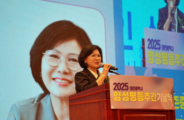 김인식 원장이 2025년 양성평등주간 기념식에서 개회사를 하고 있다. 대전시사회서비스원 제공