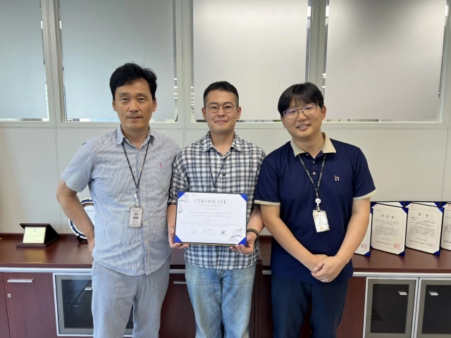 ETRI 연구진이 지능형 감시 국제대회에서 세계 1위를 차지했다.(왼쪽부터 대경권연구본부 변우진 본부장, 김상원 연구원, 김광주 AI인프라연구실장).ETRI 제공.
