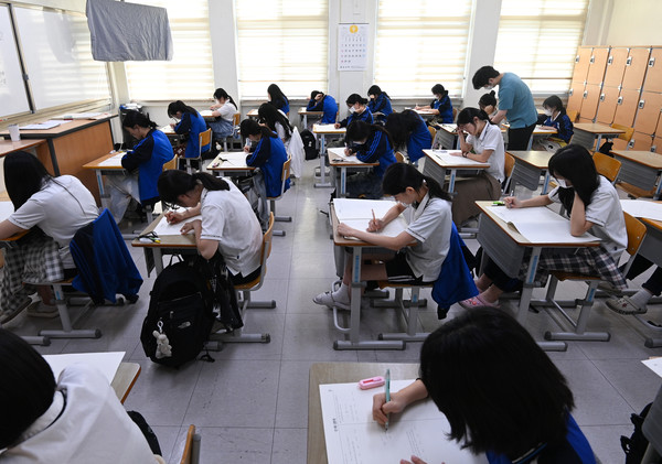 2026학년도 대학수학능력시험 9월 모의평가가 실시된 3일 대전 유성구 중일고등학교에서 3학년 학생들이 시험을 치르고 있다. 김주형 기자 kjh2667_@cctoday.co.kr