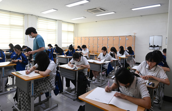 2026학년도 대학수학능력시험 9월 모의평가가 실시된 3일 대전 유성구 중일고등학교에서 3학년 학생들이 시험을 치르고 있다. 김주형 기자 kjh2667_@cctoday.co.kr