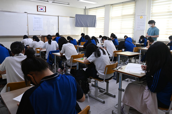 2026학년도 대학수학능력시험 9월 모의평가가 실시된 3일 대전 유성구 중일고등학교에서 3학년 학생들이 시험을 치르고 있다. 김주형 기자 kjh2667_@cctoday.co.kr