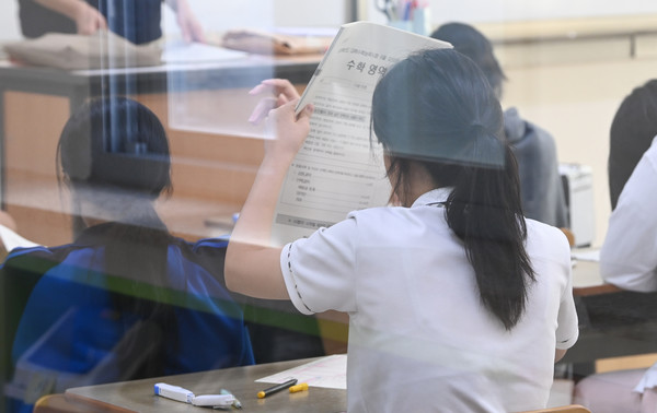 2026학년도 대학수학능력시험 9월 모의평가가 실시된 3일 대전 유성구 중일고등학교에서 3학년 학생들이 시험을 치르고 있다. 김주형 기자 kjh2667_@cctoday.co.kr