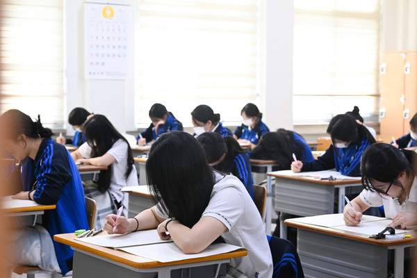 2026학년도 대학수학능력시험 9월 모의평가가 실시된 3일 대전 유성구 중일고등학교에서 3학년 학생들이 시험을 치르고 있다. 김주형 기자 kjh2667_@cctoday.co.kr
