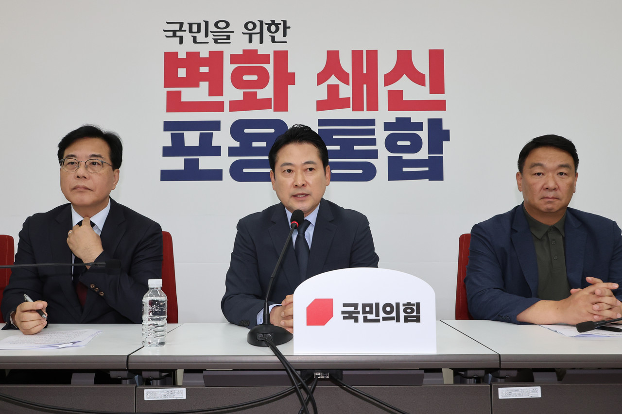 국민의힘 장동혁 대표가 7일 서울 여의도 국회에서 미국 이민당국의 한국 기업 직원 구금 사태와 관련해 열린 외교 현안 대책회의에서 사태 해결에 이재명 대통령이 나설 것을 요구하고 있다. 2025.9.7 사진=연합뉴스.