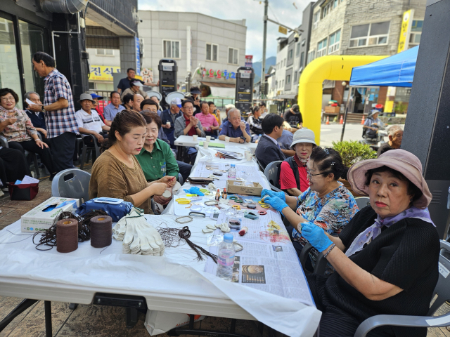 단양팔경 골목형상점가 지정 축하 행사에서 체험 행사를 갖고 있는 주민들 모습. 단양=이상복 기자