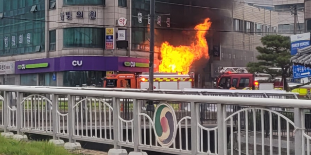 7일 오후 4시 54분쯤 충주 예성회전교차로 인근 건물에서 발생한 화재 현장 모습이다.사진=김의상 기자