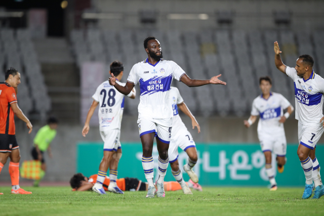 7일 오후 화성종합운동장에서 치러진 ‘하나은행 K리그2 2025’ 28라운드 충남아산FC와 화성FC의 경기는 1대 1 무승부로 마무리 됐다. 아산 은고이가 득점 후 데니손(오른쪽)과 세리머니를 하고 있다. 한국프로축구연맹 제공.
