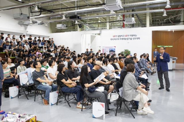 육근열 총장이 지난 6일 진행된 ‘2026학년도 연암대학교 수시모집 입학설명회’에서 스마트원예계열에 참여한 예비 수험생과 학부모를 대상으로 주요 성과를 소개하고 있다. 연암대 제공.