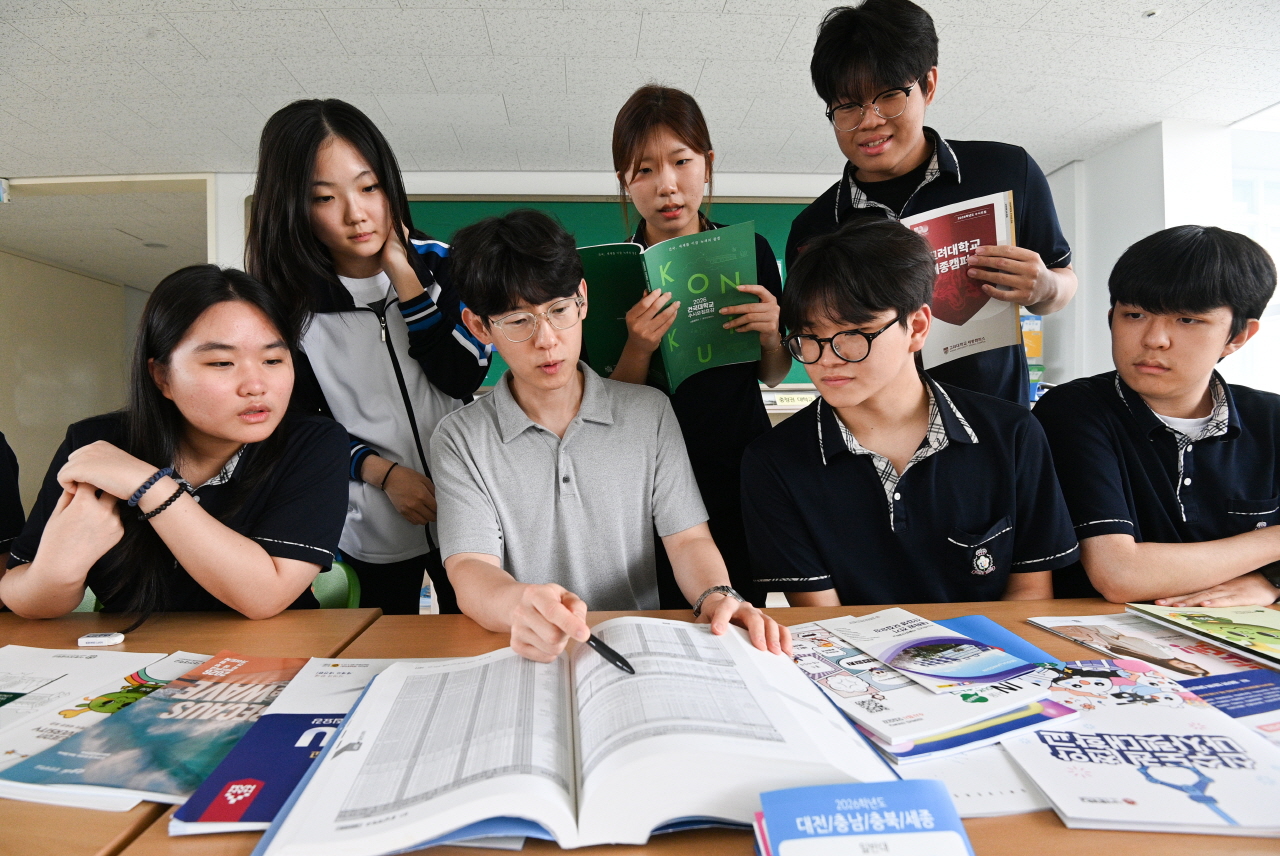 2026학년도 수시모집 원서접수가 시작된 8일 대전 서구 괴정고등학교에서 교사와 학생들이 입시상담을 하고 있다. 김주형 기자 kjh2667_@cctoday.co.kr