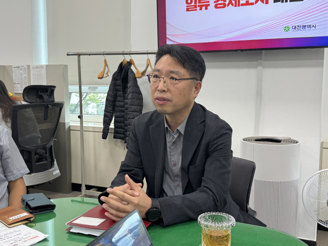 권경민 대전시 경제국장이 8일 시청 기자실에서 브리핑을 열고 ‘성실상환 소상공인’ 신규 특별보증에 대해 설명하고 있다. 사진=권오선 기자