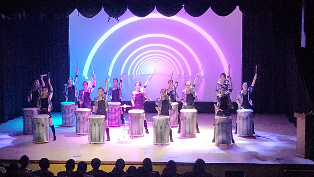 세종시 대표 난타 동호회 세종두드락예술단(회장 류정숙)이 최근 세종시 BOK아트센터에서 400여 명의 관객 앞에서 힘찬 북소리와 에너지 넘치는 공연을 선보이며 큰 호응을 얻었다. 세종두드락예술단 제공