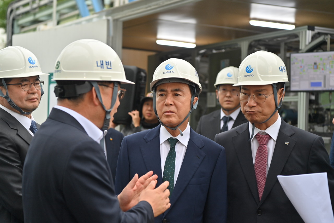 신에너지 기술 실증 시연회서 설명듣는 김태흠 충남지사[충남도 제공. 재판매 및 DB 금지]