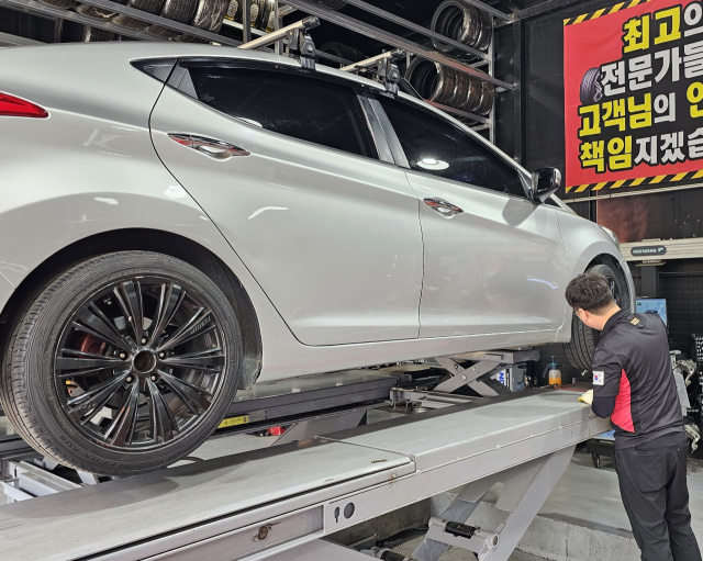 가을철 타이어 점검 사진.타이어뱅크 제공.