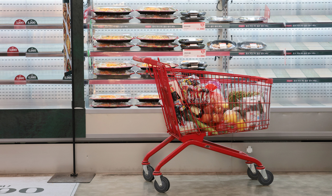 한 마트 장바구니 카트가 놓여있다. 사진=연합뉴스.