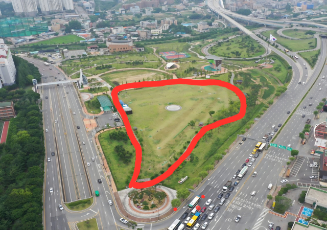 천안 도솔공원을 드론으로 촬영한 영상 캡쳐. 빨간 테두리 안쪽 부분이 잔디광장으로, 파크골프 협회의 경기장으로 활용되고 있다. 천안시 제공.