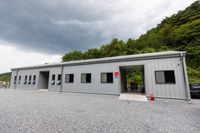 단양군은 지난 8월부터 단양군 동물보호센터를 정식 운영하며, 기존 민간 위탁 방식에서 벗어나 직영 체계로 전환했다. 동물보호센터 모습. 단양군 제공